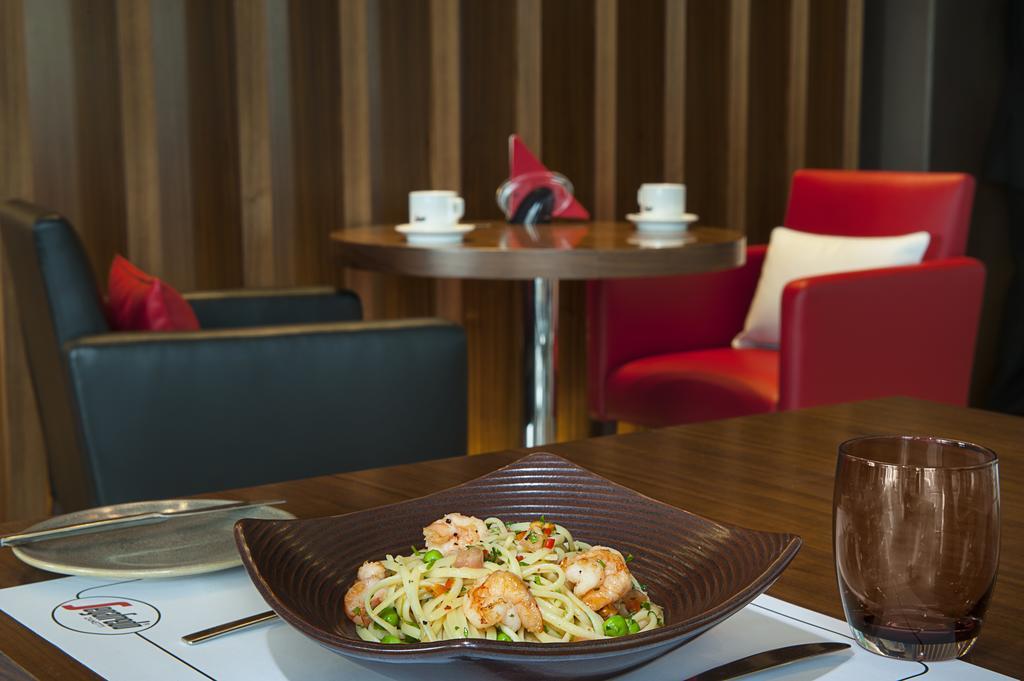 Damac Maison Cour Jardin Dubai Exterior foto A meal at the lounge