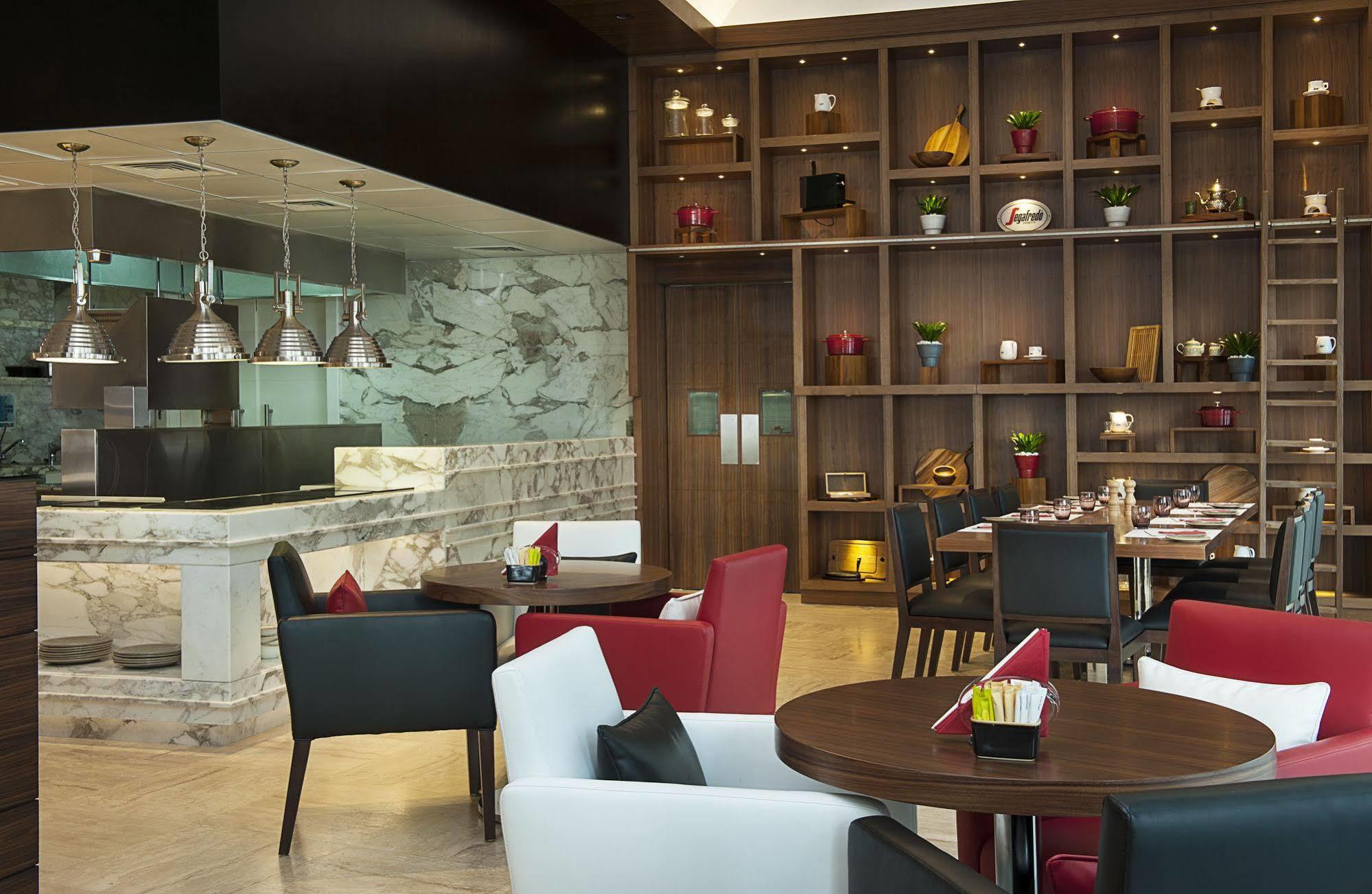 Damac Maison Cour Jardin Dubai Exterior foto The Lounge at the airport