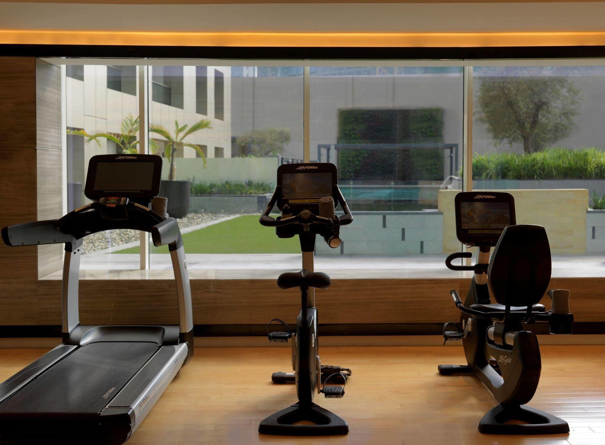 Damac Maison Cour Jardin Dubai Exterior foto The gym at the hotel